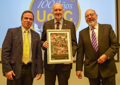 Entrega de obsequio al Ministro de Minería.
