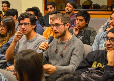 Estudiante durante el tiempo de consultas.