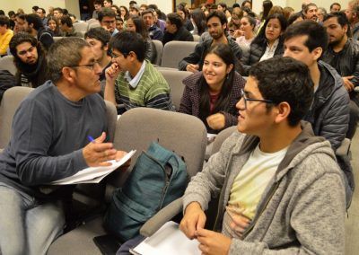 Profesor del DIICC Javier Vidal con estudiantes