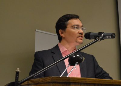 Expositor en el podio en primer plano