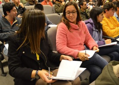 Alumnas discutiendo temáticas de la charla