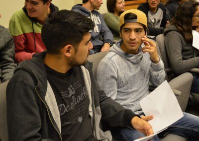 Alumnos discutiendo las temáticas