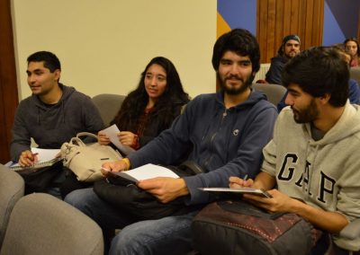 Estudiantes reflexionando las dinámicas