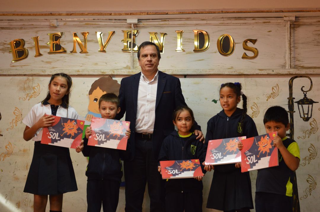 SERC Chile obsequió libros sobre el sol al DAEM Concepción