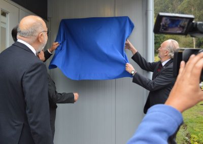 Momento en que descubren la placa con el nombre de la Planta Piloto.
