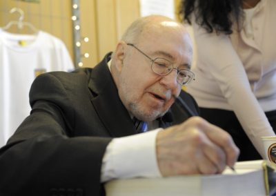 Profesor Scott Fogler firmando libros