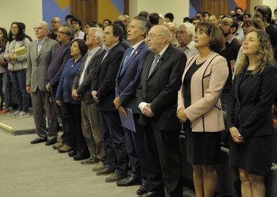 Autoridades universitarias cantando el himno de la Universidad
