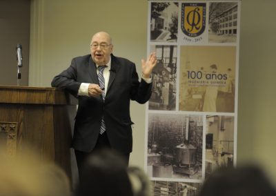 Dr. Scot Foggler dando charla magistral del DIQ