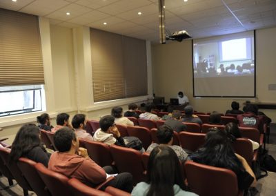 Auditorio 105 con transmisión de charla vía streaming