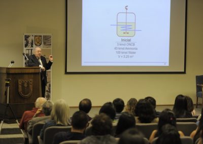 Dr. Scott Fogler dictando charla
