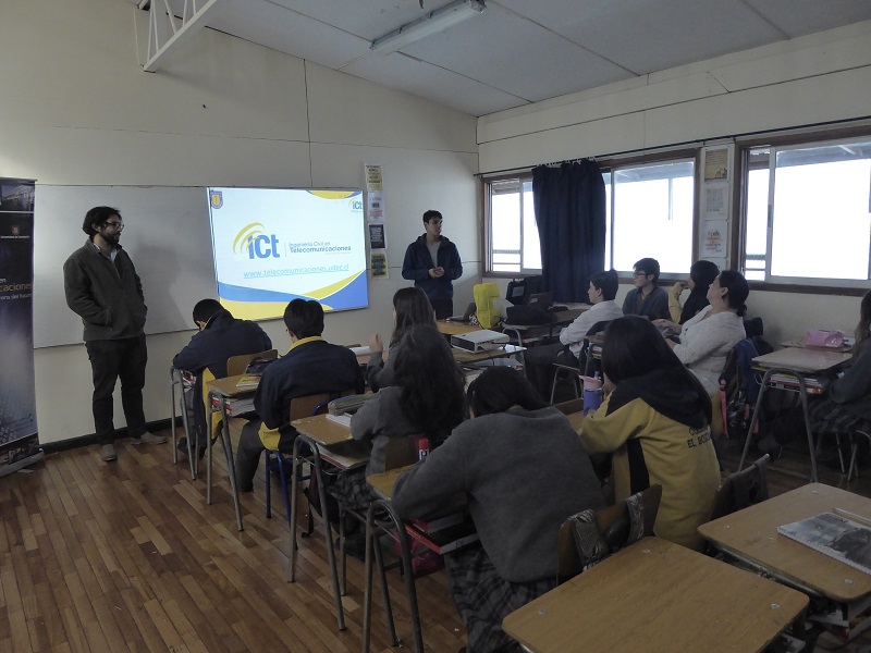 Equipo de difusión de Telecomunicaciones dicta charla en Colegio El Bosque de Arauco