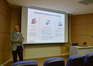 Egresado del DIQ, Gerente General de ASIQUIM, dictó charla a Ingeniería Química