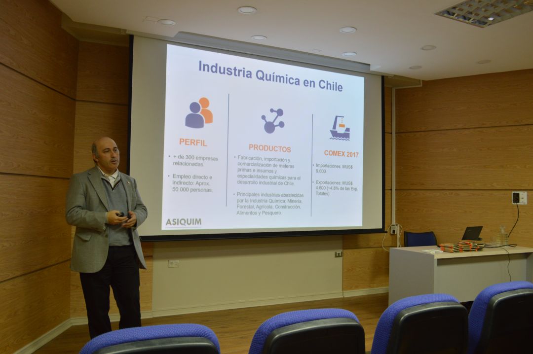 Egresado del DIQ, Gerente General de ASIQUIM, dictó charla a Ingeniería Química