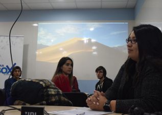Barbarita Lara conversó con grupo de estudiantes en la FI UdeC