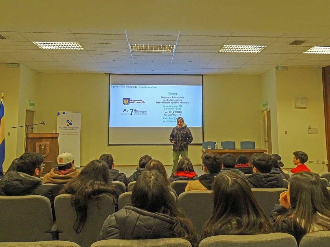 Docente del DIICC realizó charla a estudiantes secundarios