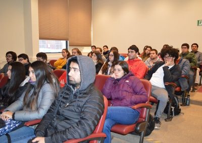 Estudiantes durante exposición.