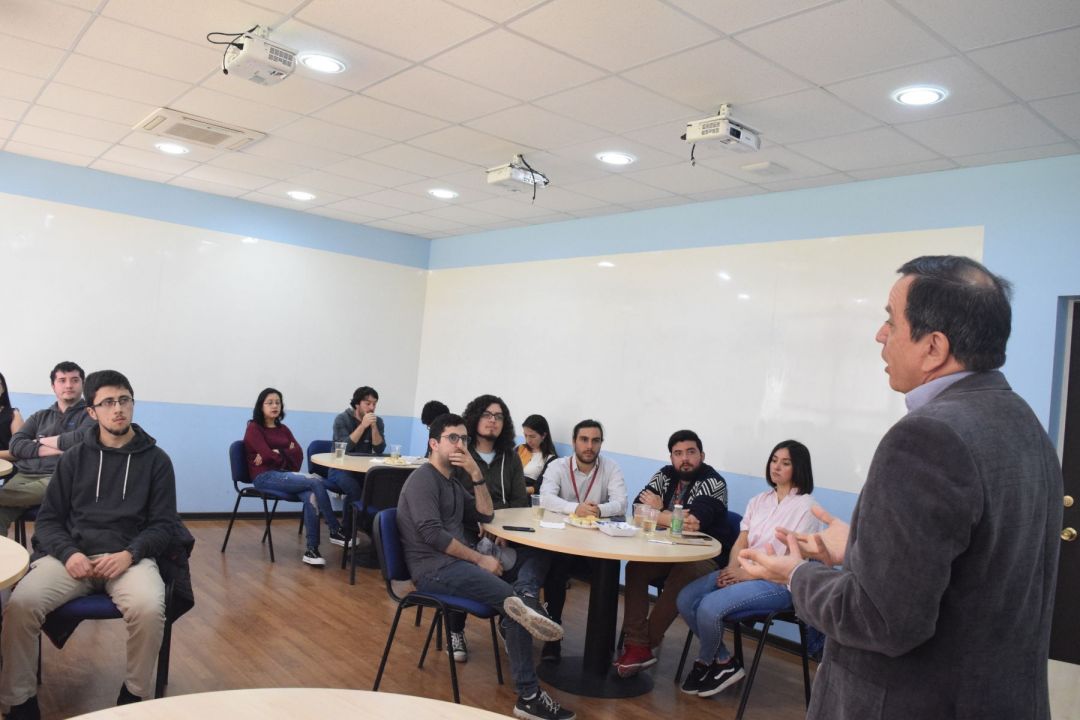 Decano se reúne con diferentes estudiantes de Postgrado de nuestra Facultad