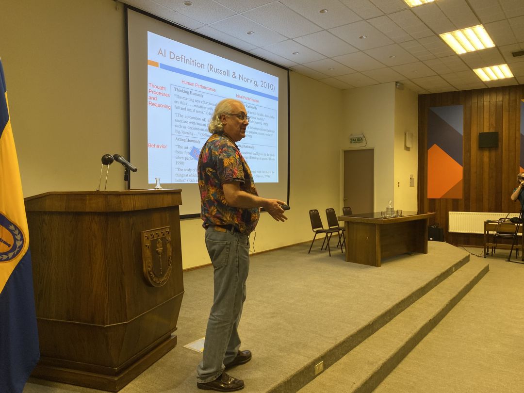 IEEE Fellow realizó charla sobre Inteligencia Artificial en la FI UdeC